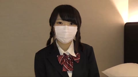         セーラー服の下の発育期の体
    