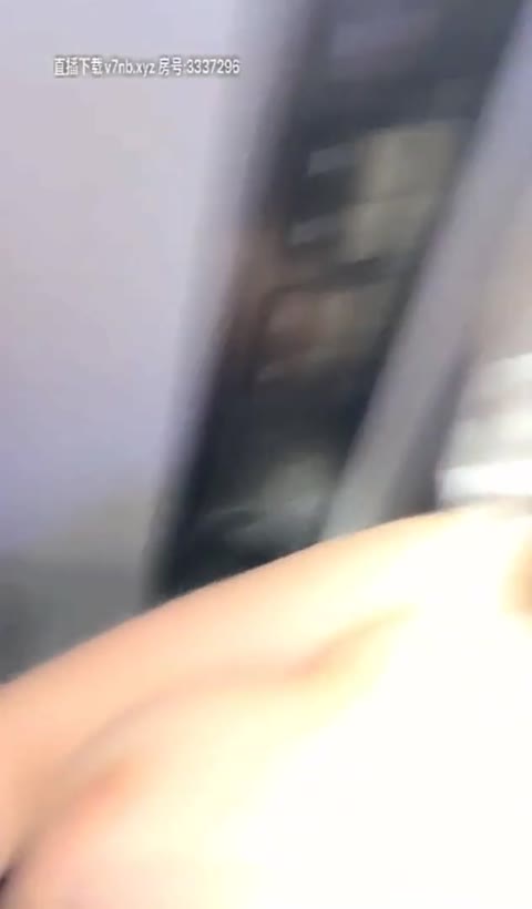         【自撮り】泣きぼくろ色白美巨乳ちゃんが魅惑の体を披露
    