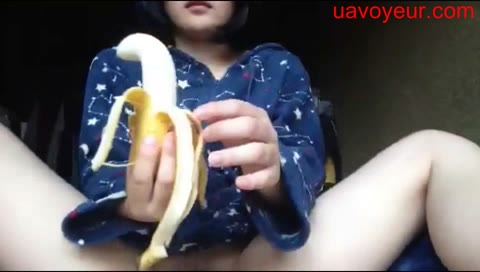         巨乳Cちゃんあそこで温めたバナナをパクッ
    