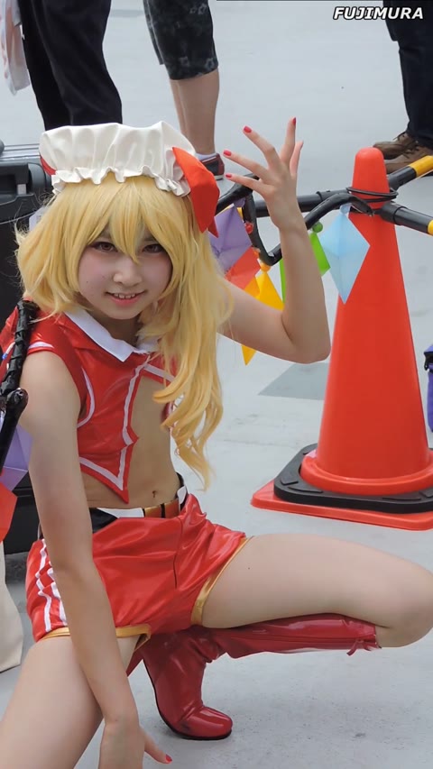         コスプレ2017夏見事なまでのまな板貧乳ｗへそ出し【動画】イベント編 3807
    