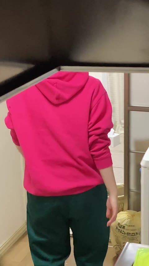         車内で見かけた可愛い娘、付いて行ったら素敵なパイパン全裸でお出迎え
    