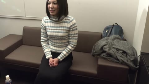         初めてのハメ撮りで緊張気味な若妻さんがベットの上で淫らに乱れる！
    