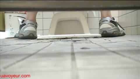         体育館トイレ潜入撮り　後ろアングル　　参
    