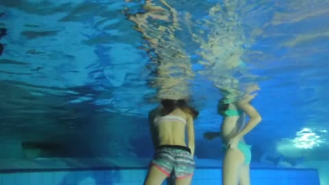         S　プールの中で友達と一緒に脱ぐ
    