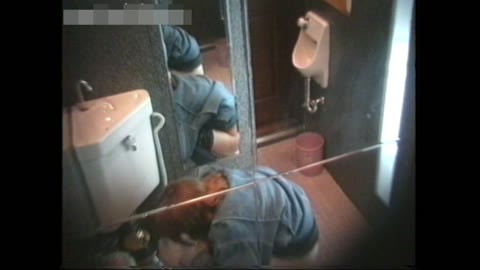         【お宝発見】カラオケボックス♡トイレ盗撮◆（従業員がセットした)★ ３カメ撮影 ②
    