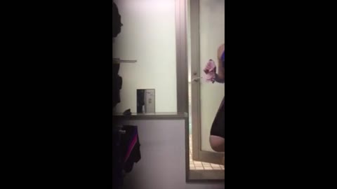         水滴も滴る！至近距離で着替えるインストラクターの裸
    