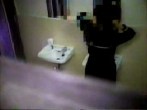         公衆トイレで本気オナニーするJ○
    