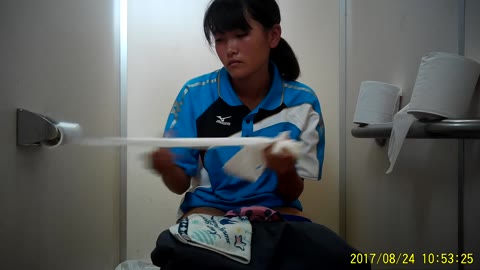         無　部活ジャージ女子　トイレでおしっこ
    