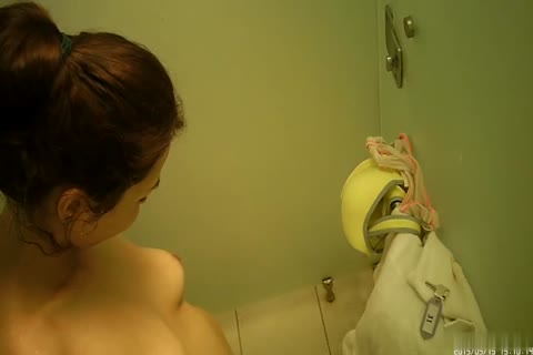         【ジム通いの美乳インスタグラマー】美人ＪＤがシャワーを浴びて汗ながす
    