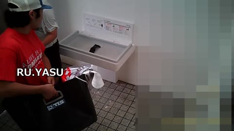         トイレで仲良しカップルが向かい合ってお着替えで興奮して…。
    