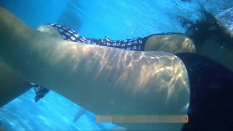         ポロリと水着少女
    