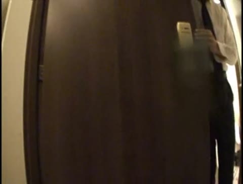         男性客を誘惑するエロマッサージ師
    