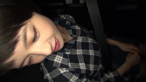         【個人撮影】超激カワのショートカットと車内交尾！後部座席で激ピストンからの大量ザー汁を膣奥に注入！
    