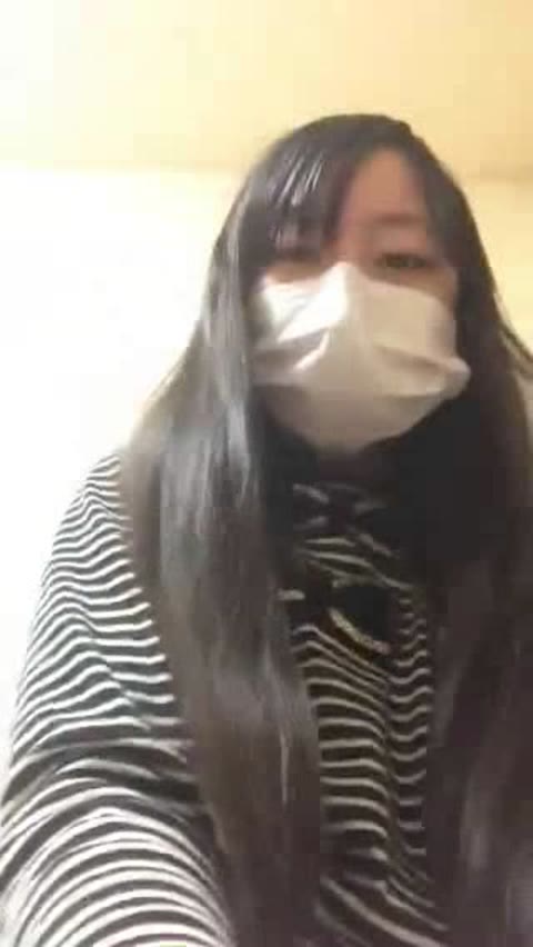         黒髪のピュア娘がカメラの前でスマホ撮りおまんｋ
    