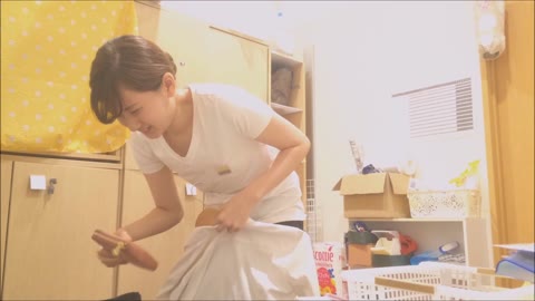         歯科衛生士の卵　実習生の着替え
    