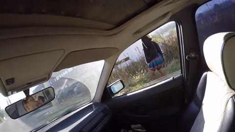         BMWの道端を車で走りながら、ただ学校を出て
    