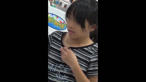         【奇跡】ポロリレベルの胸ちら
    