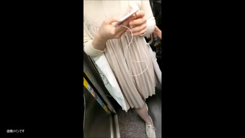         顔が整ってる美女の胸に肘当てセクハラ
    