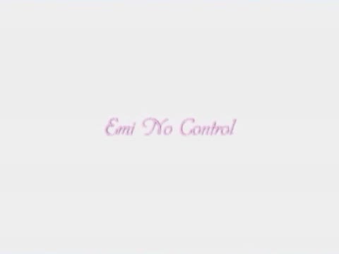         様々なコスプレでイメージ撮影エミちゃん
    