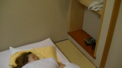         旅先で知り合った女子大生2人に睡眠薬を仕込み・・・
    