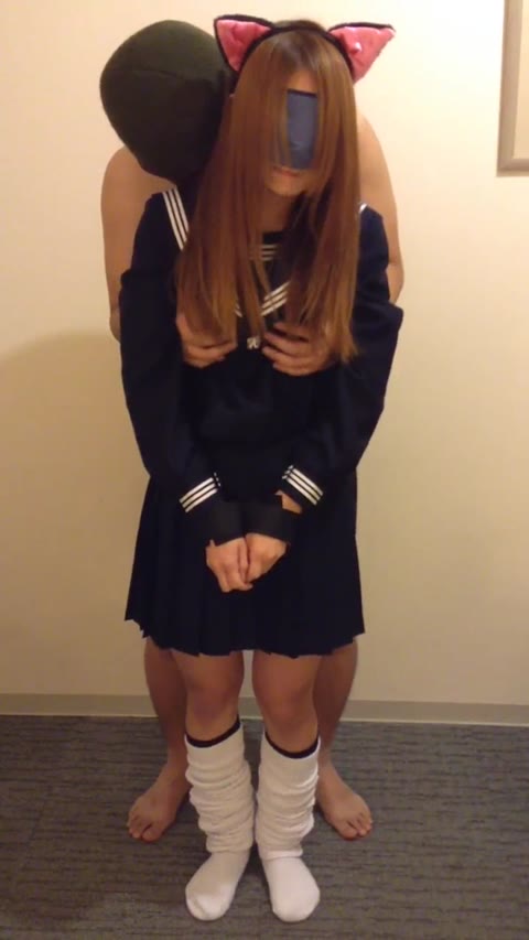         猫耳茶髪のセーラー女子に電マを当てて喘ぎ悶える
    