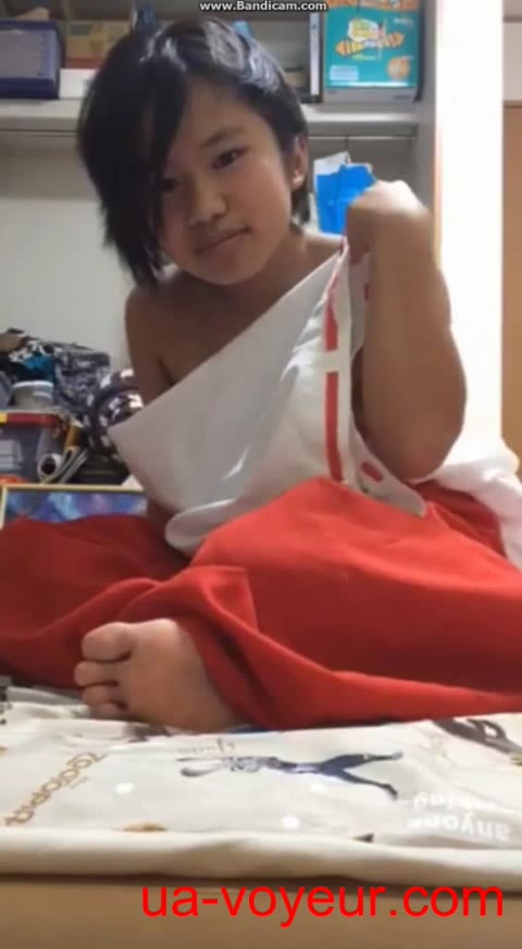         巫女服からGカップがポロリ
    