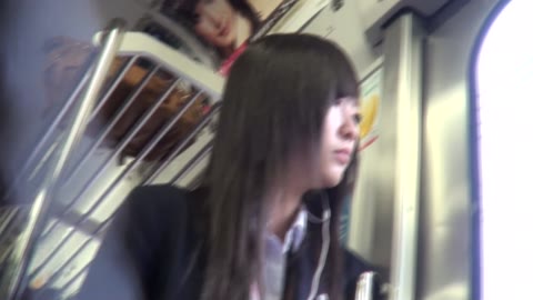         盗撮。通学途中の高校生の生脚。高画質
    