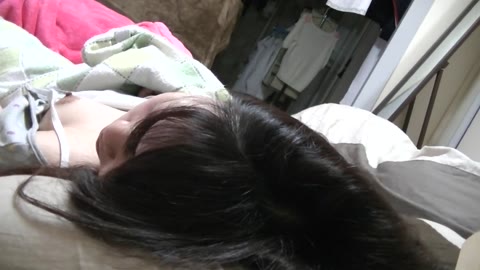         泊まりに来ていた娘の友達にイタズラ・・・
    