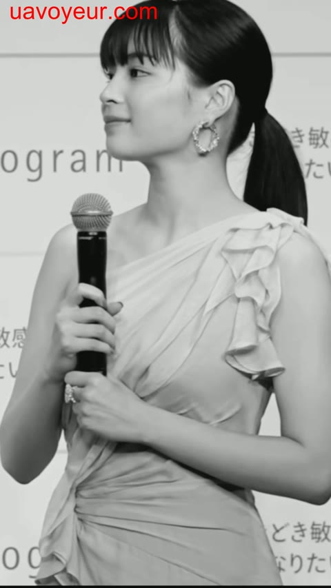         乳首っぽい突起物！勃起透け～まるで、広瀬す◯さんっぽいお嬢さん♥️
    