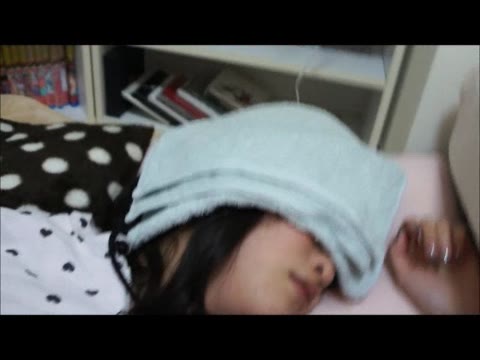         眠っている妹と妹の友達を悪戯レイプ
    