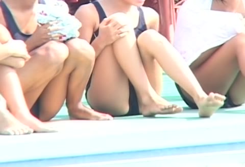         プールサイドには濡れた体で待つ美少女
    