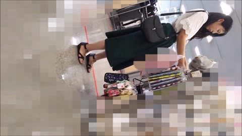         面長お姉さん下から試着着替え
    