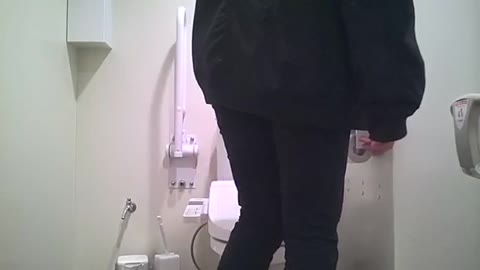         【しー級】パイパン娘もいるトイレ風景
    