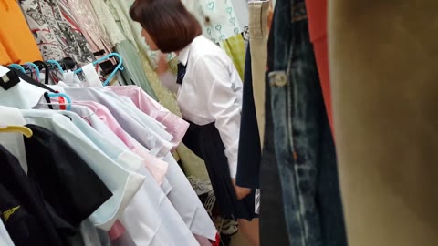         【ロリ着替え】アパレル試着室の扉の隙間から試着中のロリっ子ちゃんの発育中の体を隠し撮り,【試着室着替え】ジュディ◯リのYUKI似スレンダー美人のアパレル試着室の着替えを隙間から盗撮
    