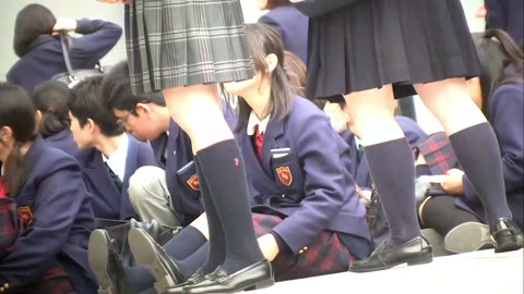         集合場所での体育座り
    