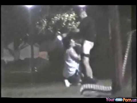         海外。公園のベンチで立ちんぼ娘にフェラしてもらっている男を盗撮
    