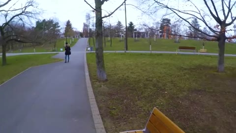         【ゲリラ】モスクワ公園のベンチ…50ユーロでパイ見せ／100でフェラ【かわいい】
    