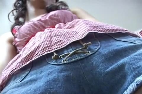         セーラー服の乙女。バイブに興味深々
    