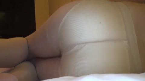         おしっこぶっかけ変態プレイ♪。エロぼくろのある１８歳スキモノ娘と
    