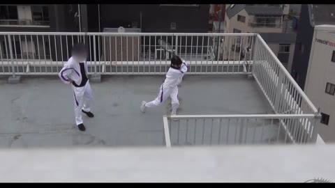         がっこうの屋上でこっそりオナニーしちゃうジャージ姿の女の子
    