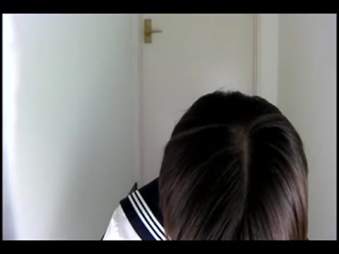         和式にまたがる女を待ち受けるカメラ。盗撮
    