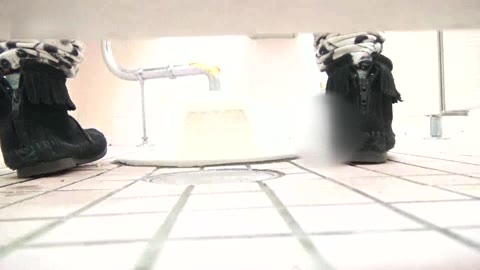         かわいい子ばかりを呼び寄せる奇跡のトイレに潜伏し超接近で覗き見
    