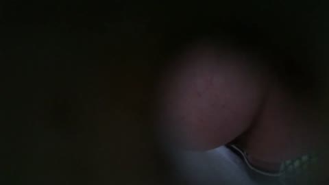         公園の浴室の壁の穴を通して見る1-1
    