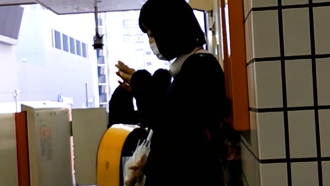         某所・駅のホームで見つけたミニスカJKの水玉おぱんつ
    