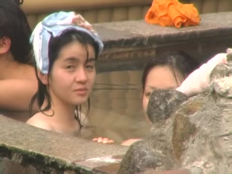         露天風呂。日焼け跡の残った乙女2人、他
    