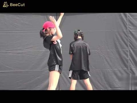         【驚愕】胸の衣装がゆるすぎて、前のめりで衣装がめくれ落ち、モロ見えになるＪＫ
    