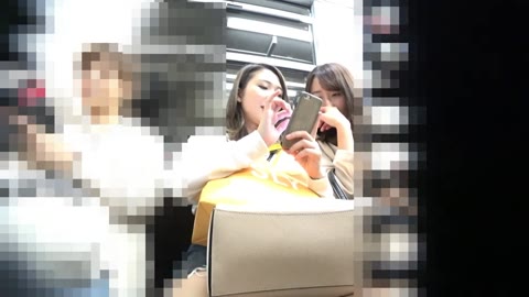         アイドリ●グ!!!の「朝●奈央」似の美女のデニミニからP丸見え!!
    