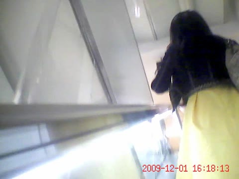         Ｐチラ盗撮。可愛い被写体。黄色いスカートの中身を・・・
    