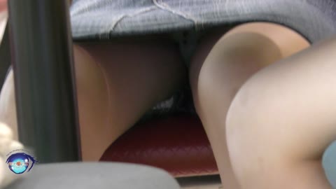         ネイルに夢中の少女 机の下から失礼します
    