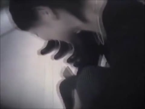         襟ぐりが大きい服を着ている女性を見たときは
    